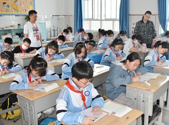 减轻课业负担促进学生全面发展研讨会采用人机协同议课形式 减轻课业负担促进学生全面发展研讨会采用人机协同议课形式